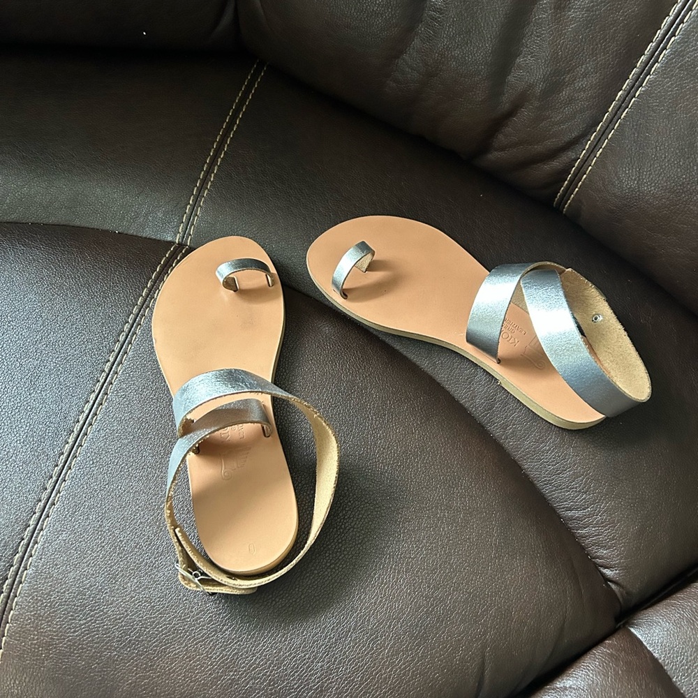 New silver leather toe ring sandal